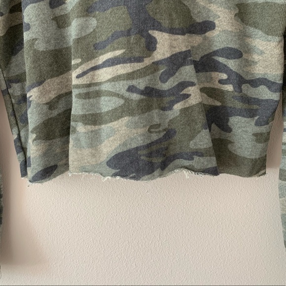 Better Be Camo cropped Hoodie with roses - Picture 2 of 7